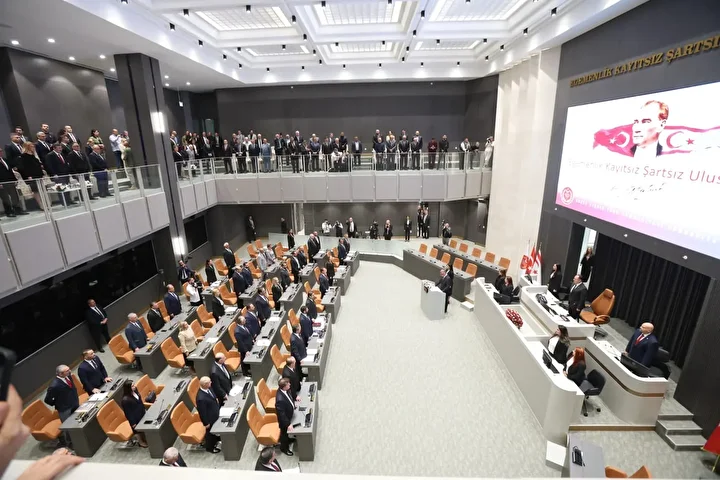 Yeni KKTC Cumhurbaşkanı Tufan Erhürman ant içerek vazifesine başladı 2 yeni kktc cumhurbaskani tufan erhurman ant icerek vazifesine basladi 1 JG5ccUi8