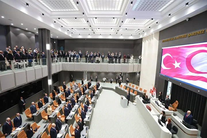 Yeni KKTC Cumhurbaşkanı Tufan Erhürman ant içerek vazifesine başladı 3 yeni kktc cumhurbaskani tufan erhurman ant icerek vazifesine basladi 2 i4dfyq8U