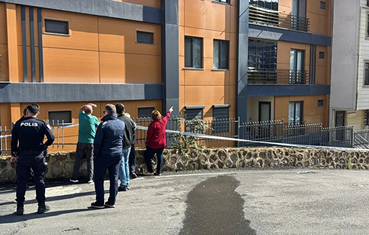 Yerdeki kayma nedeniyle tahliye edilen binada oturan aileler mağdur oldu: Ferdî eşyalarını almak istiyorlar 1 yerdeki kayma nedeniyle tahliye edilen binada oturan aileler magdur oldu ferd esyalarini almak istiyorlar
