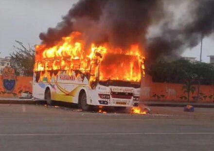 Yolcu otobüsü alev alev yandı: 19 kişi öldü yolcu otobusu alev alev yandi 19 kisi oldu MQZDKfsR.jpg