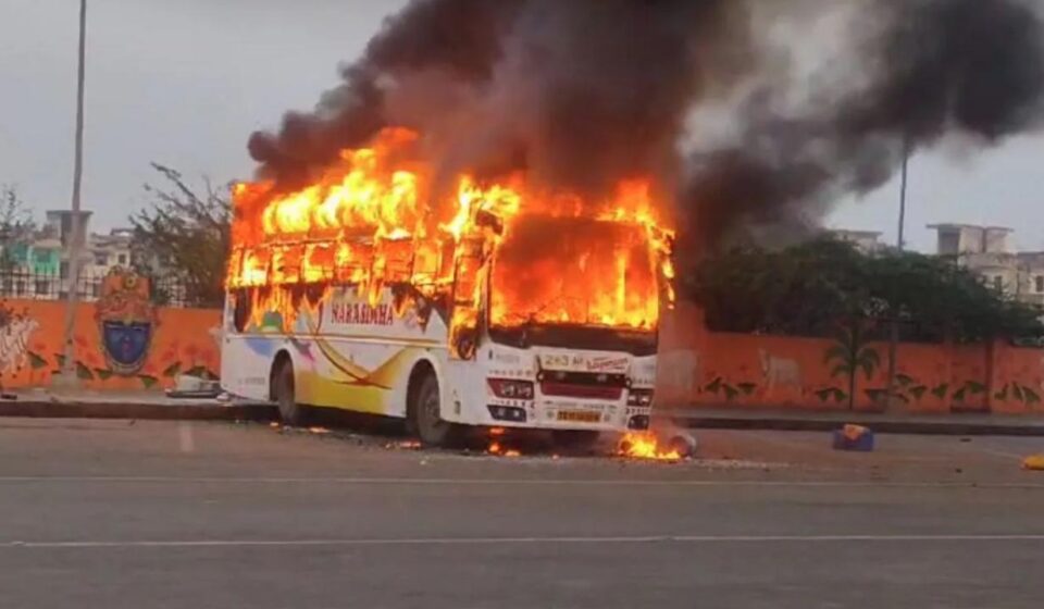 Yolcu otobüsü alev alev yandı: 19 kişi öldü yolcu otobusu alev alev yandi 19 kisi oldu MQZDKfsR.jpg