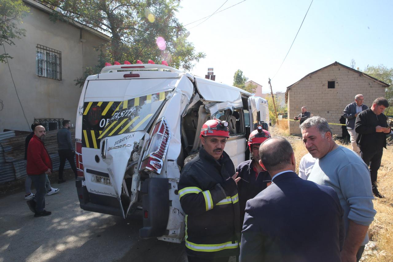 yolcu treni ogrenci servisine carpti cok sayida yarali var 0 2teZsl9t