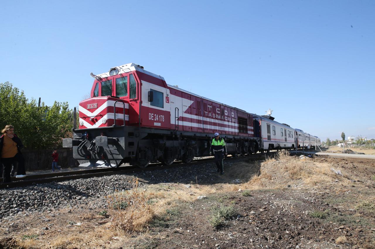 yolcu treni ogrenci servisine carpti cok sayida yarali var 1 MENW3e2y
