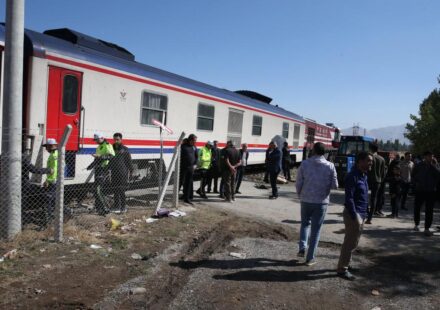 yolcu treni ogrenci servisine carpti cok sayida yarali var OtsLlM53.jpg