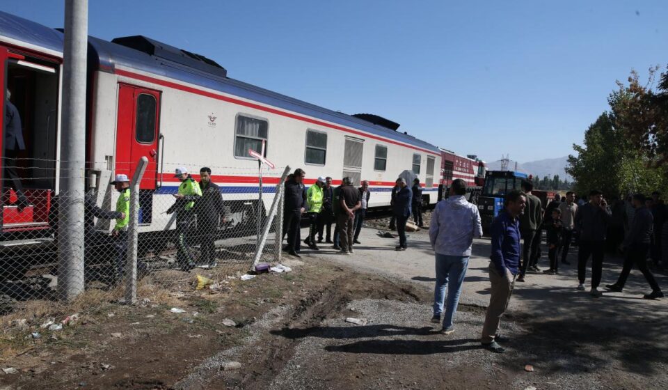 yolcu treni ogrenci servisine carpti cok sayida yarali var OtsLlM53.jpg