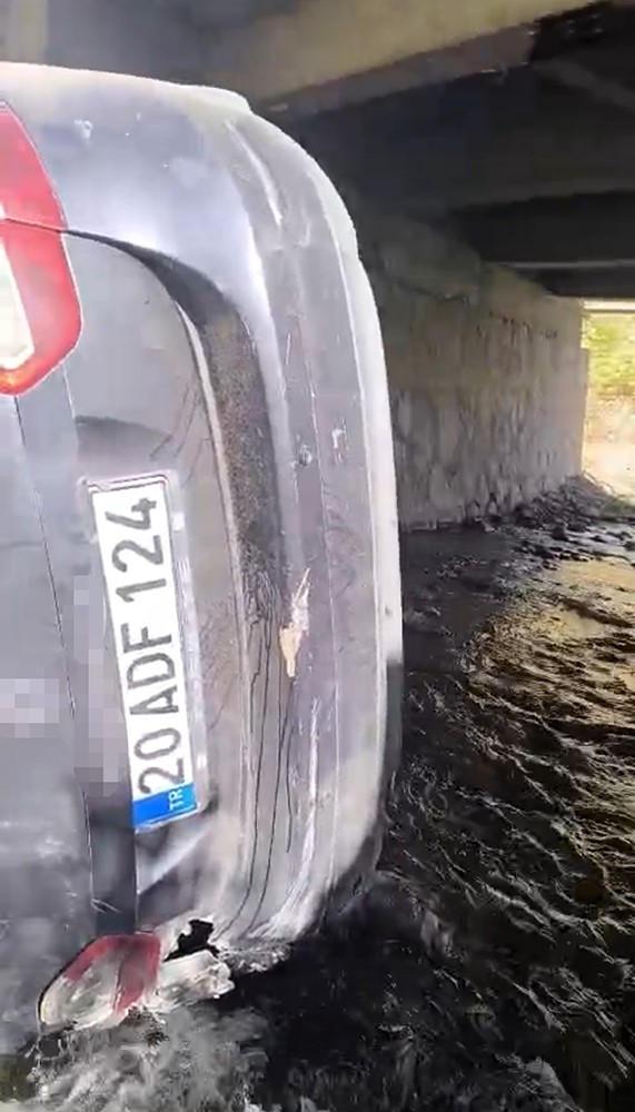 Yüksekova'da araba dereye uçtu: 4 yaralı 3 yuksekovada araba dereye uctu 4 yarali 2 idhPb55f