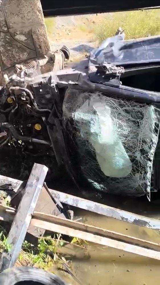 Yüksekova'da araba dereye uçtu: 4 yaralı 4 yuksekovada araba dereye uctu 4 yarali 3 4EgKDbMX