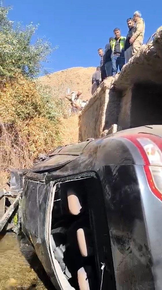 Yüksekova'da araba dereye uçtu: 4 yaralı 5 yuksekovada araba dereye uctu 4 yarali 4 3S8unqpj